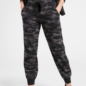 Athleta Triumph Printed Jogger 1X Black Camo Lux Fleece Lined Zipper Pockets